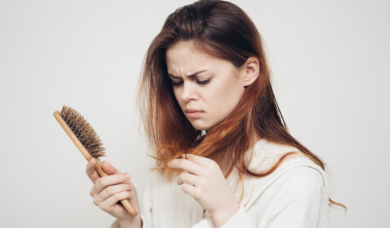 Caída de cabello en mujeres: ¿qué lo causa y cómo se trata?